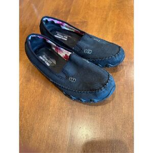 Woman’s Skechers relaxed fit memory foam slip on shoes size 8